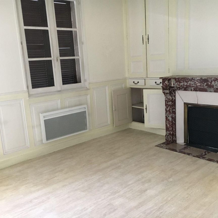 Maison de ville comprenant au rez-de-chaussée : un séjour, une cuisine et un dégagement, au ... - Photo 1