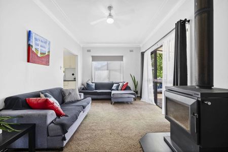 Spacious 3-Bedroom Home with Double Garage & Generous Yard - Photo 3