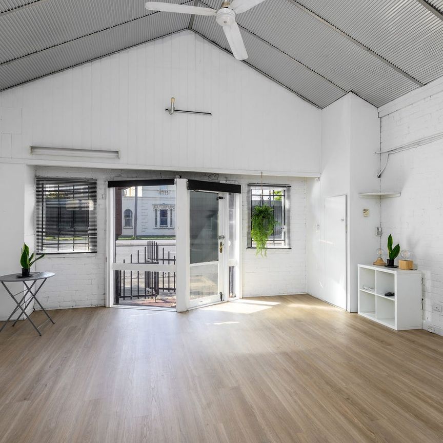 Superb location only 5 mins from Melbourne Central is this Funky New York style studio apartment. - Photo 1