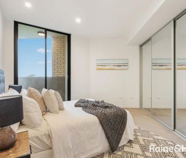 ULTRA MODERN ONE BEDROOM APARTMENT WITH DISTRICT AND WATER VIEWS! - Photo 3