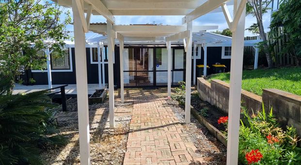 Coastal Living & Sea Views - Photo 1