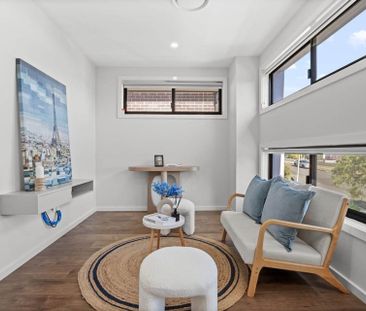 Near-New 5 Bedroom Duplex on Quite Street-Walk to Station and Shops - Photo 1