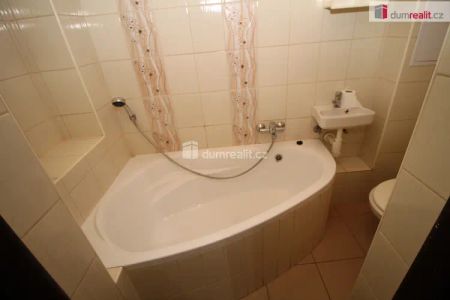 Pěkný byt 2+1 ve třetím patře cihlového domu v Karlových Varech Rybářích - Fotografie 4