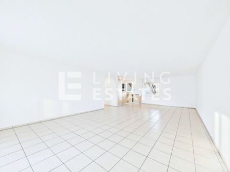 A SPACIOUS LIVING ROOM WITH COMFORT AND VIEW - Photo 2