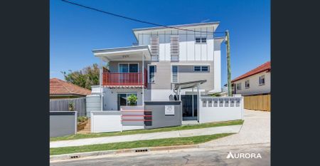 Modern Three-Level Townhouse in a Quiet Boutique Complex - Photo 2