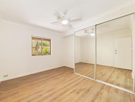GROUND FLOOR GARDEN APARTMENT! - Photo 2
