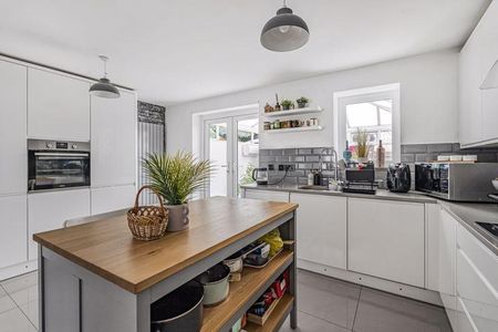 4 bedroom semi-detached house to rent - Photo 5