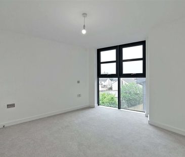 Modern newly built two bed apartment offering light, modern interio... - Photo 2