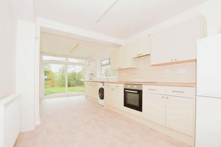 1 bedroom in a flat share to rent - Photo 4