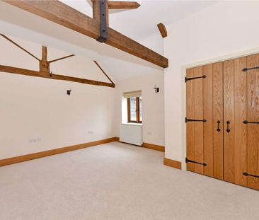 Converted stables in country estate setting with views over fields - Photo 4