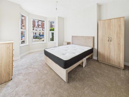 1 bedroom in a house share to rent - Photo 2