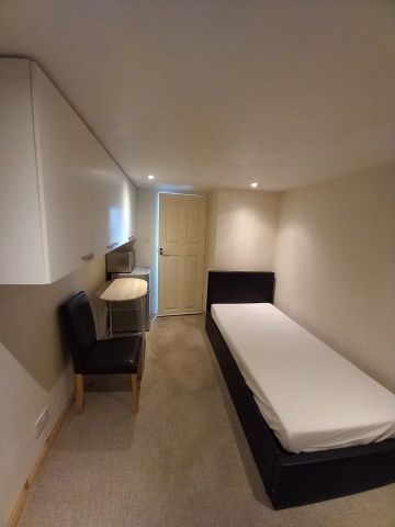 Room in a Shared House, Moore Close, CR4 - Photo 2