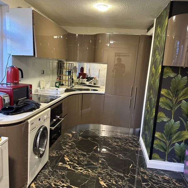 Lovely and bright large double room available - Photo 1