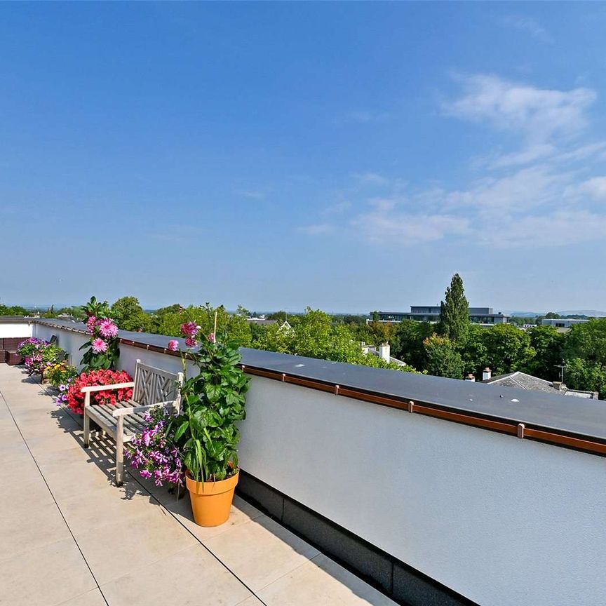 A stylish Penthouse apartment with residents gym and views across the Cheltenham skyline - Photo 1