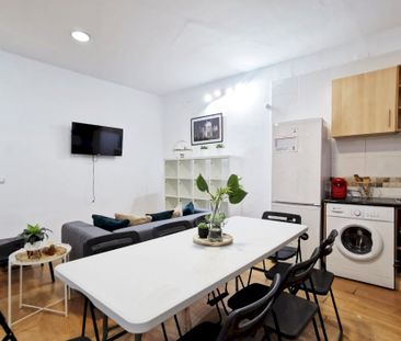 Room for young people in Madrid, Preciados Street - Photo 5