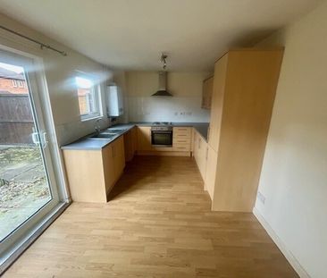 PETERBOROUGH - Photo 2