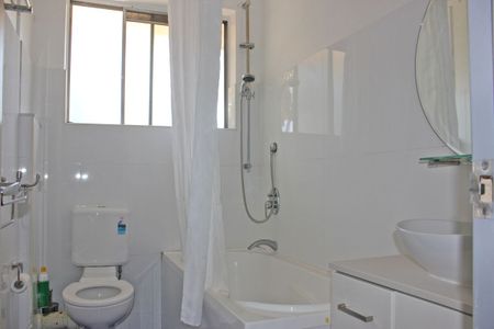 2 Bedroom Townhouse with Carspace - Photo 4