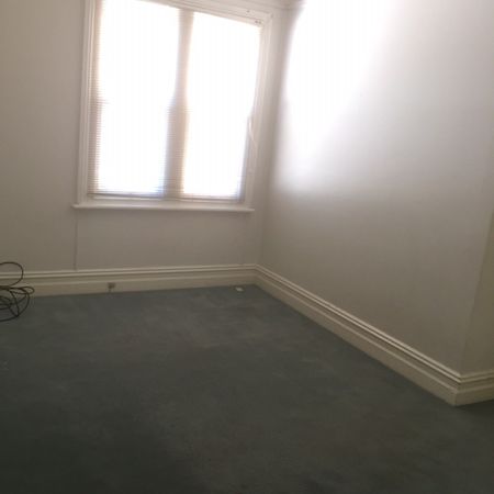 For Rent - One Bedroom Semi House with Parking - Photo 3