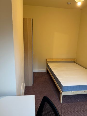 4 Bed Terraced House, Coronation Street, M5 - Photo 4