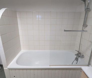 Longère rénovée élevée sur deux niveaux , mitoyenne d'un côté, comp... - Photo 5