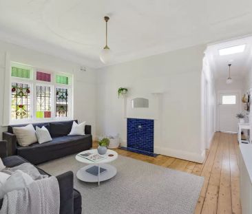 Architecturally enhanced family home with garden retreat - Photo 2