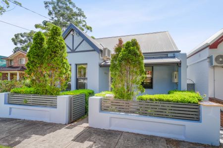 Spacious and Modern 3-Bedroom Brick Home in the Heart of Burwood - Ideal for Families - Photo 4