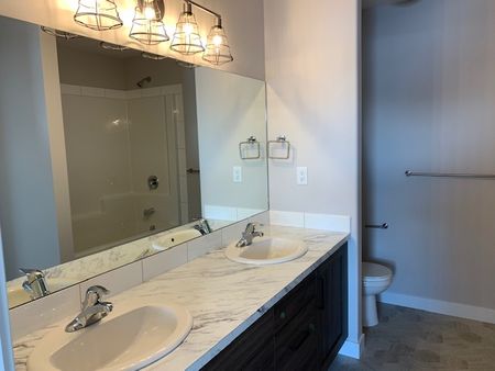 Gorgeous Pet Friendly 3-Bed Townhome in Aspen Lakes Blackfalds!! - Photo 5