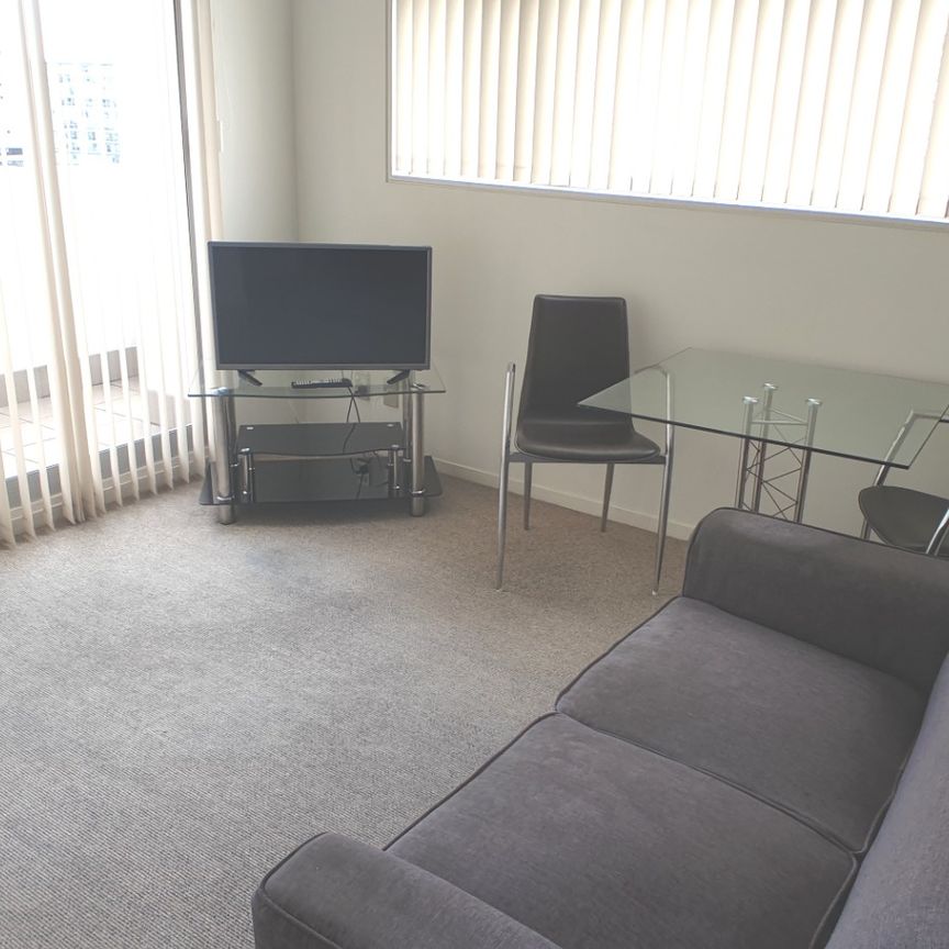 AUCKLAND CITY: Eden Terrace 8th floor one bedroom apartment with sea and city views - Photo 1