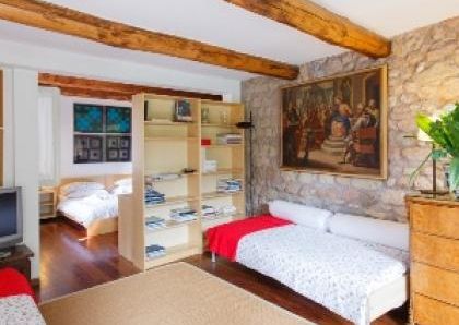 Center-Popolo: Modern, renovated 1 Bedroom, bath, kitchen. Parquet floors, bright, silent, located in beautiful villa near center, park, transport. Ref 847