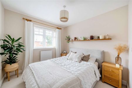 An extremely well presented 3 bedroom semi detached home to rent, tucked away in a secluded spot within the modern development at Spencers Wood in Reading. - Photo 4