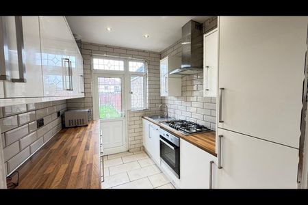 5 Bed Terraced House, Manor Road, IG11 - Photo 4