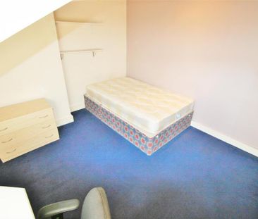 6 bedroom detached house to rent - Photo 4