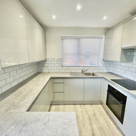 3 bedroom semi-detached house to rent - Photo 3