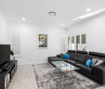 Stylish 4 Bedroom Townhouse in Prime Location - Photo 2