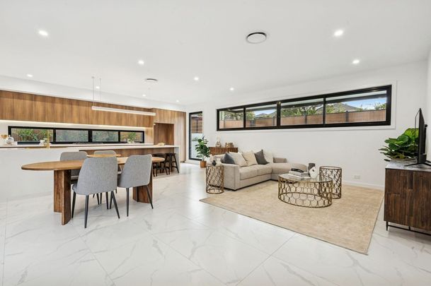 Luxurious Family Home with Swimming Pool! - Photo 1