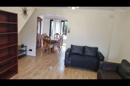 3 Bed Semi-Detached House, Gables Close, SE12 - Photo 2