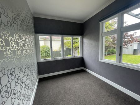 Sitting pretty on Queens Drive - Photo 4