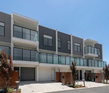 Stylish Three-Level Townhouse with Contemporary Comfort - Photo 3