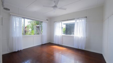 Perfectly positioned 3 bedroom home - Walk to Schools & Hospital - Photo 5