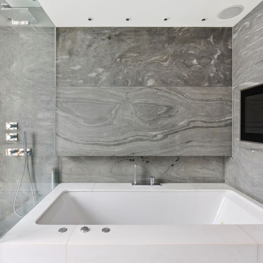 Exquisite townhouse with stunning garden square views in Knightsbridge - Photo 1