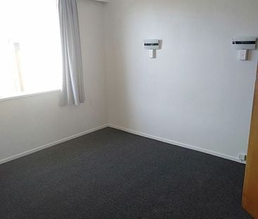 Sunny 2BR House with attached garage in Welbourn - Photo 3