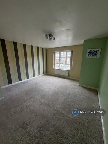3 bedroom flat to rent - Photo 2