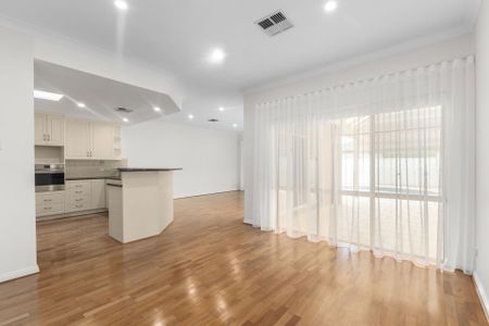 Immaculate Family Home with a Pool! - Photo 2