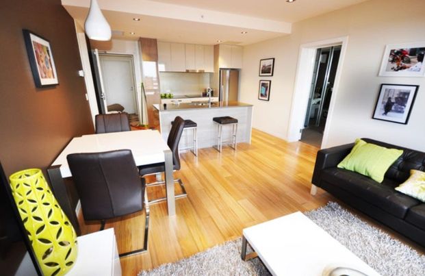 Stylish CBD Apartment with Power & Water Included - Photo 1