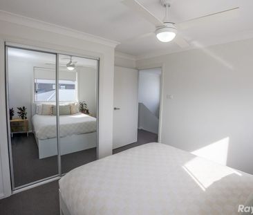 BEAUTIFUL 4 BEDROOM TOWNHOUSE!! - Photo 3