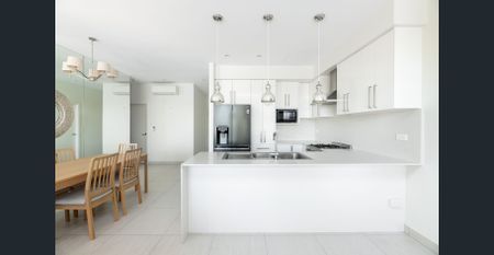 Modern 3-bedroom waterfront home - Photo 2