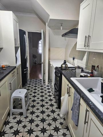 1 bedroom in a house share to rent - Photo 3