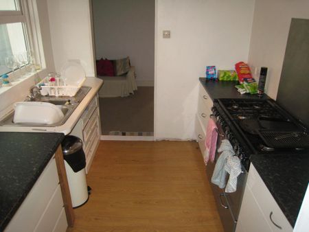 3 bedroom terraced house to rent - Photo 4