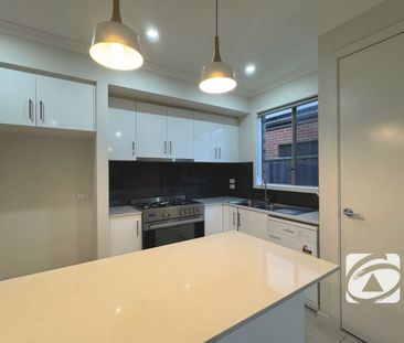 MODERN FAMILY HOME OFFERING COMFORT AND CONVENIENCE - Photo 2