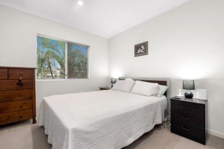 Stylish Inner-City Unit with Panoramic Views and Entertainer's Balcony - Photo 4